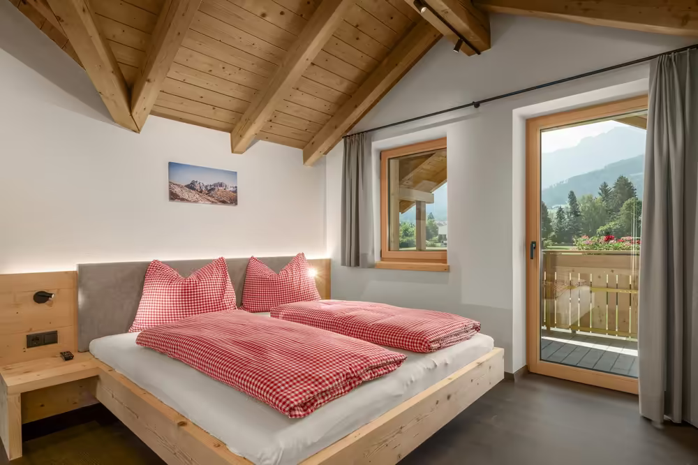 Schlafzimmer mit Balkontür in einem Apartment (Platzhalter, Foto folgt)