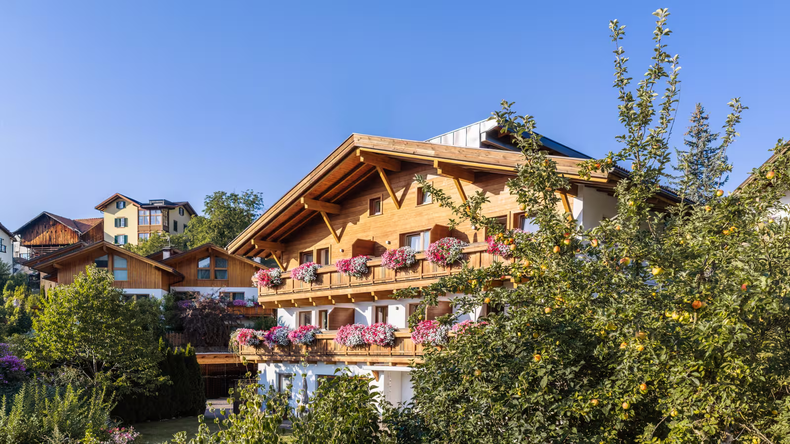 Die Residence Kristiania hinter dem Apfelbaum