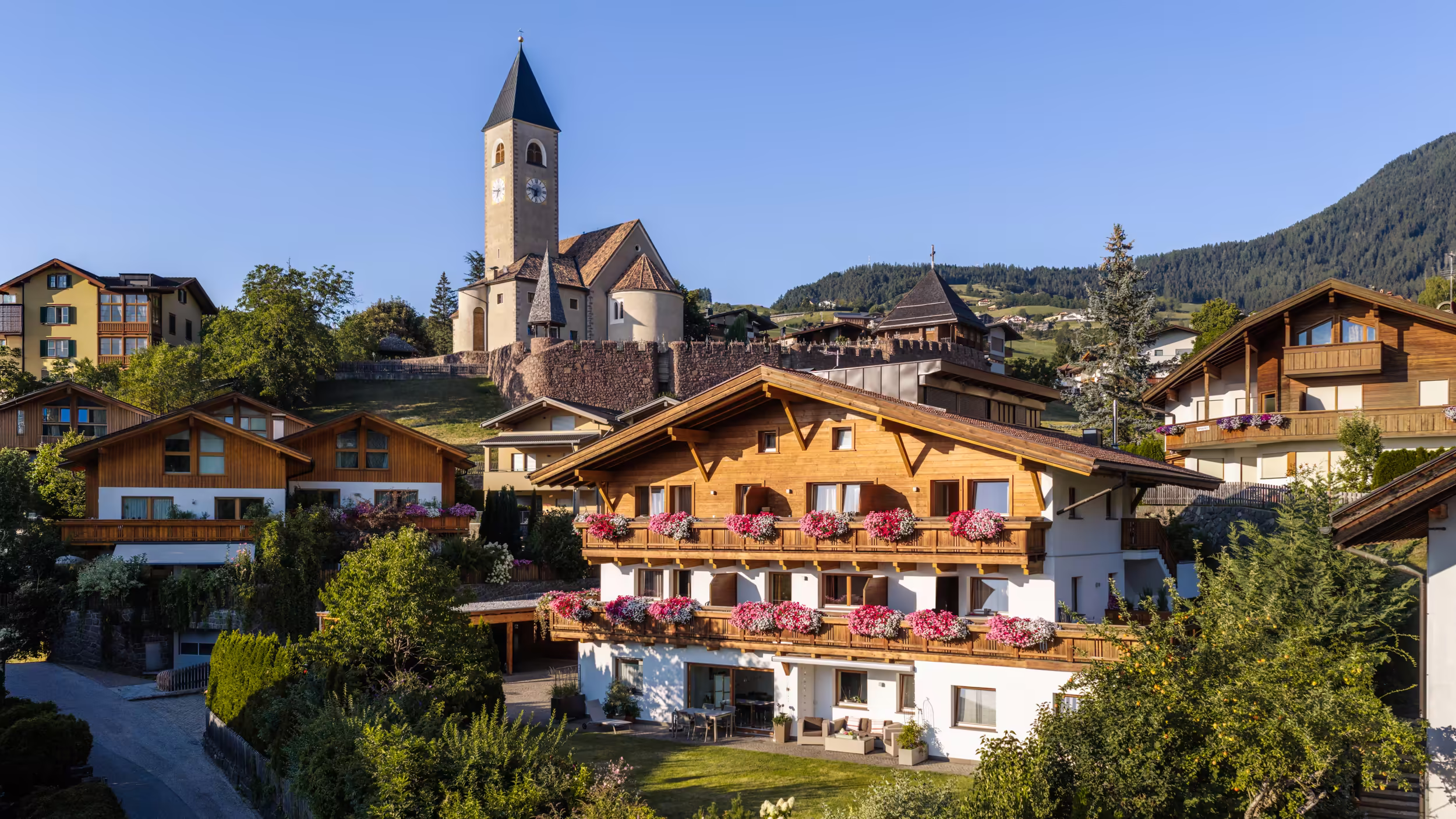 Seis am Schlern mit Kirchturm und der Residence Kristiania