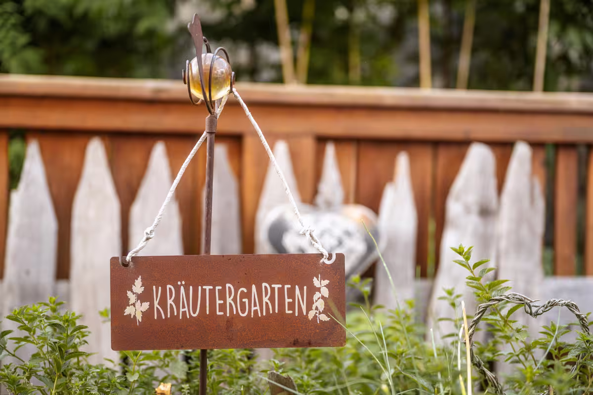 Kräutergarten-Schild am Zaun der Residence Kristiania Kräutergarten-Schild am Zaun der Residence Kristiania