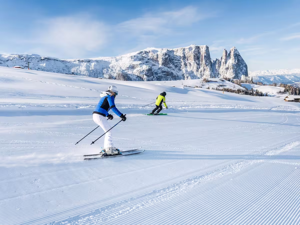 Skifahrer auf der Seiser Alm vor dem Schlern